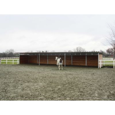 Buitenstal 10,5 m breed x 3,5 m diep