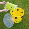 Flybucket lokstof in de val doen