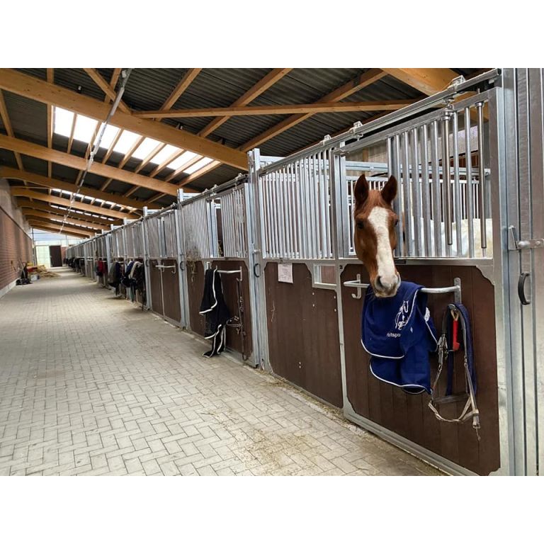 Voorwand type Dorino, met schuifdeur en luikje, Bongossi hardhout, 350 cm