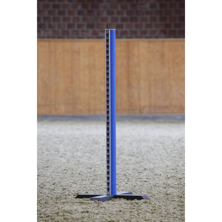Complete kunststof hindernis met blauwe ronde staanders en blauw-witte balken