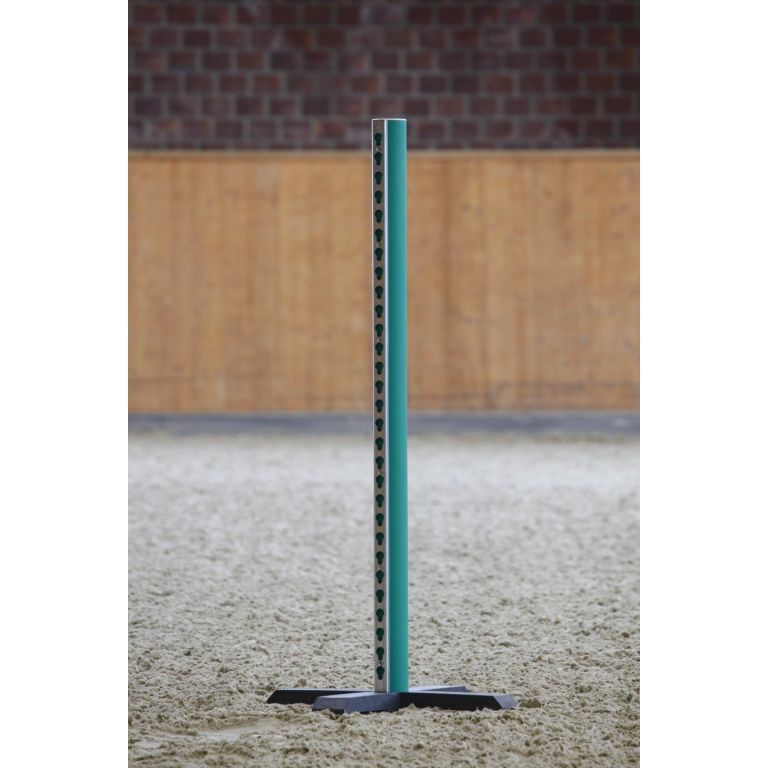 Complete kunststof hindernis met groene ronde staanders en groen-witte balken