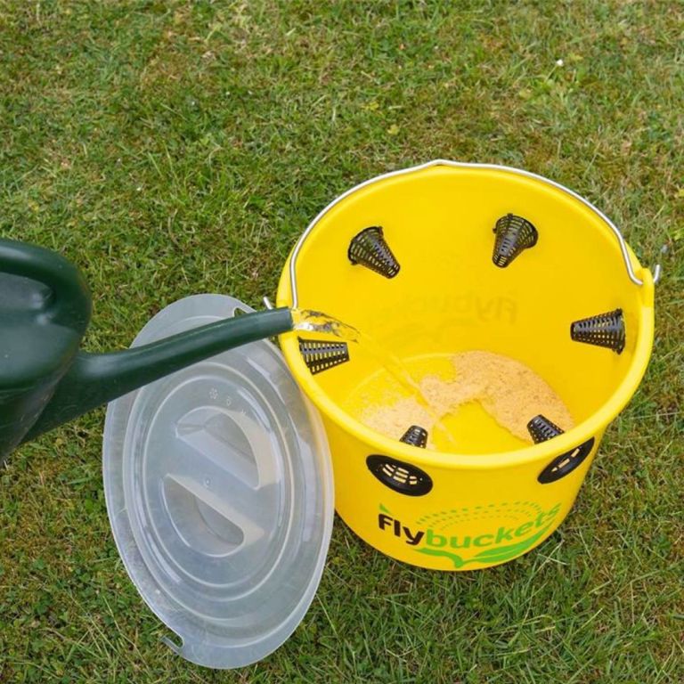 Flybucket emmer vullen met 6 liter water