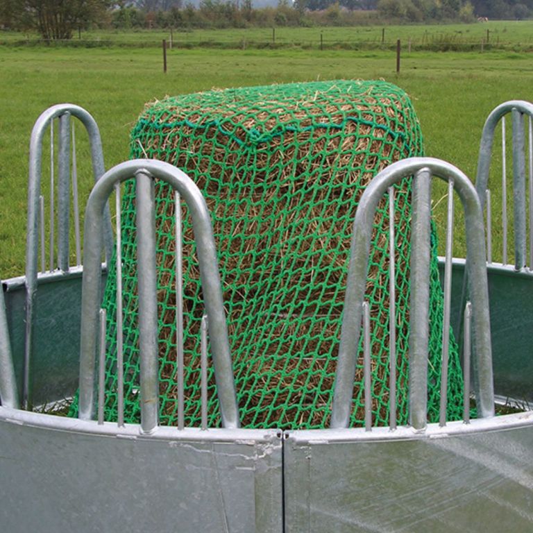 Alle Growi® rondbalenruiven uit de Comfort Line zijn nu uitgerust met een extra veilig voerhek. De palissaden zijn voorzien van extra spijlen met een tussenafstand van slechts 50 mm, waardoor paarden nooit met een hoef of been bekneld kunnen raken.De dri