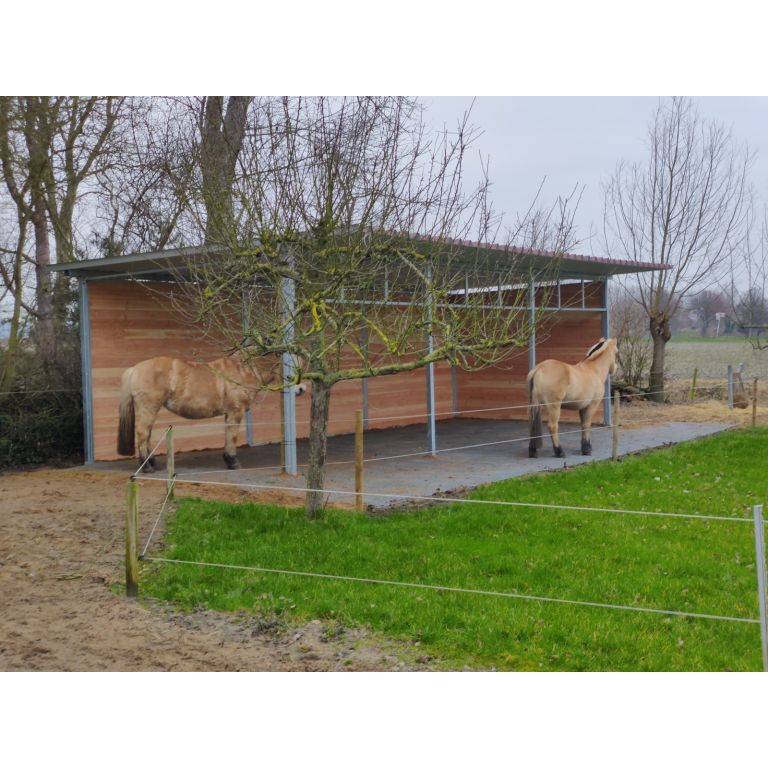 Buitenstal 10,5 m breed x 3,5 m diep